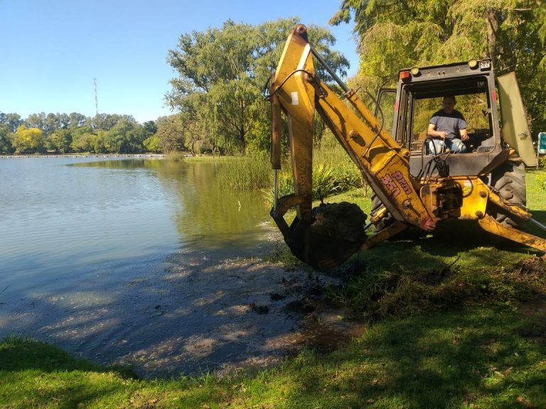 Se realiza limpieza en los canales del Parque