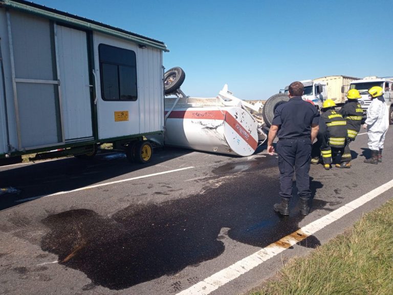 Accidente en Ruta 65, entre un camión y maquinaria agrícola