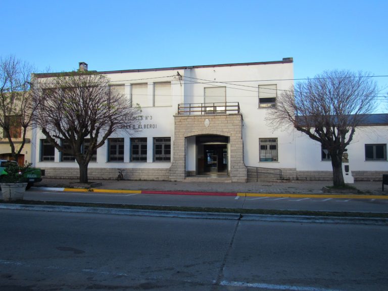 Escuela 3: ex egresados deben retirar el título