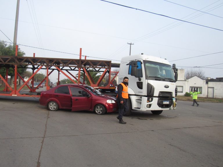 Accidente: un auto y un camión involucrados