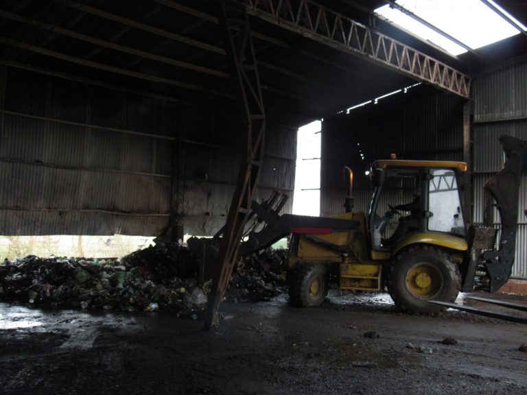 Planta de reciclado: un incendio afectó uno de los galpones