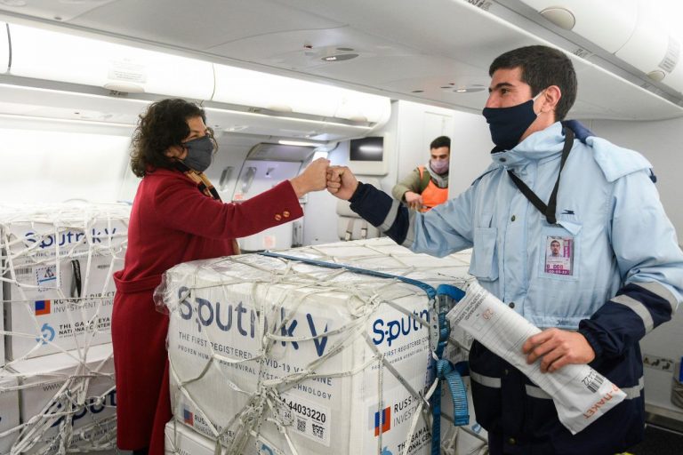 Argentina ya cuenta con 18.450.150 vacunas: llegaron esta noche 818.150 dosis 1 de Sputnik V contra el Covid-19*