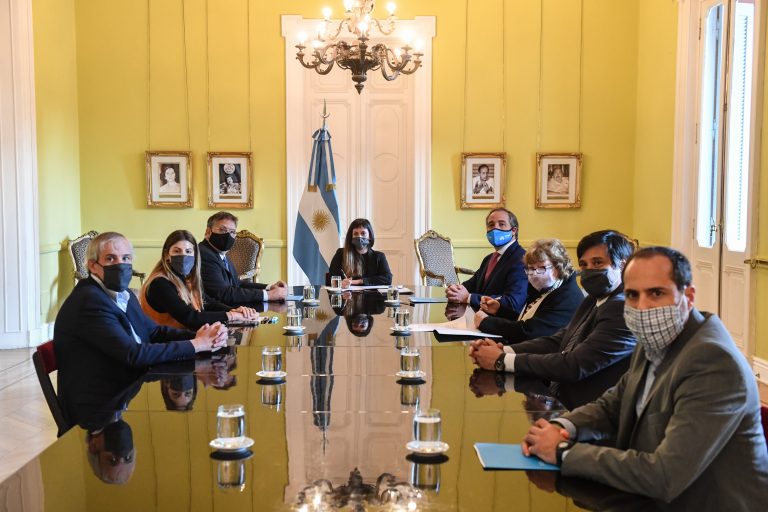 Firmaron convenios para transferir tecnologías a 4 municipios