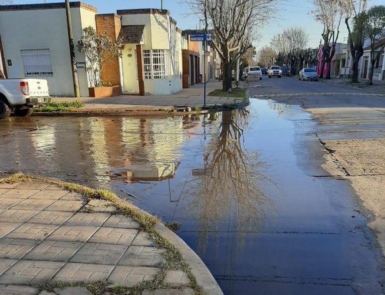 Pérdida de agua en calle Salta y Mendoza