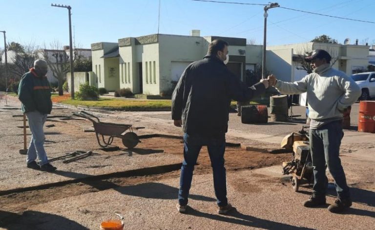 Se realizan obras de bacheo en Quiroga