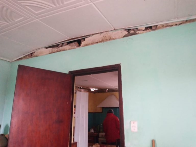 Familia reconstruye su vivienda con la ayuda de la comunidad