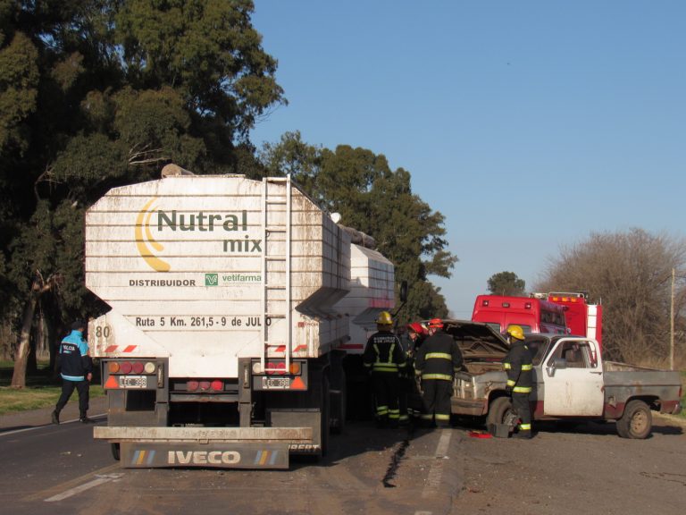 Camioneta y camión involucrados en accidente