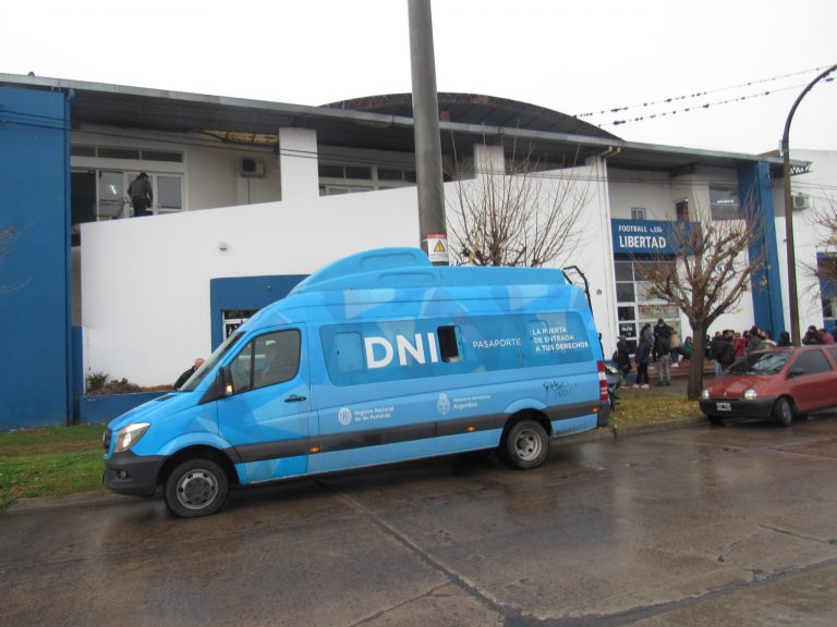 De 10 a 12 hs, entrega de DNI y Pasaportes en el Club Libertad