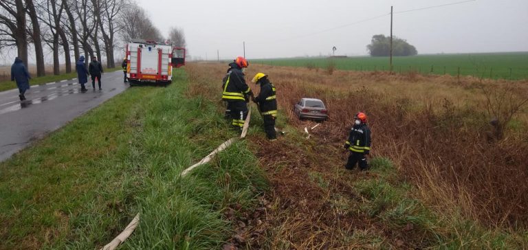 Despiste de un auto en el Acceso a Dudignac