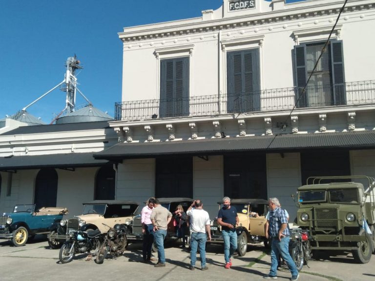 Autos clásicos pasearon por los caminos del Partido