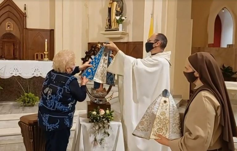 Cambio del manto de la Virgen de Luján en la Catedral