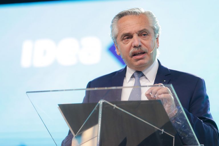 El presidente firmo decreto para convertir planes sociales en empleo genuino