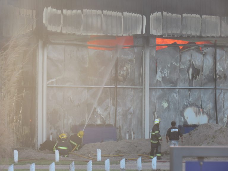Bomberos prestaron 28 horas de servicio en el incendio de Lácteos Aurora