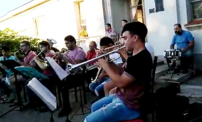 La Banda Municipal llevó su música al Hogar de Ancianos