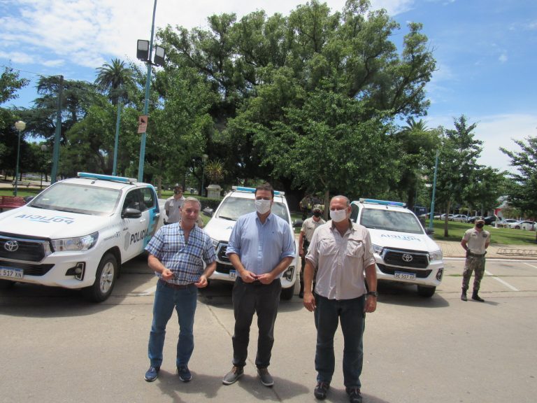 Berni entregó tres móviles para la Patrulla Rural