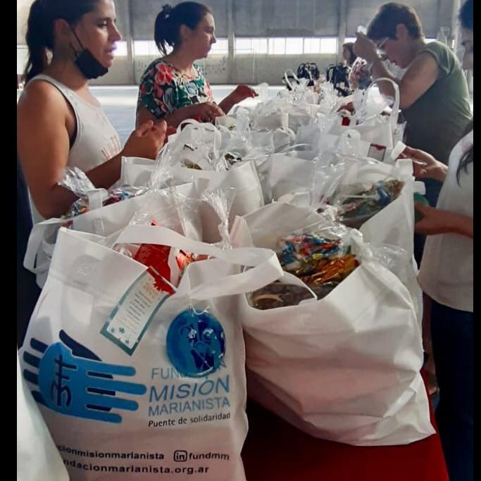 Entregan cajas navideñas a familias