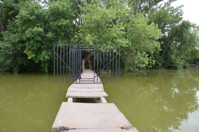 Destrozaron una placa del puente que lleva a la Isla