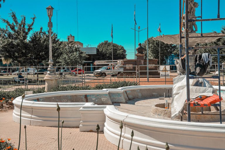 Sigue adelante la restauración de la fuente de Plaza Belgrano