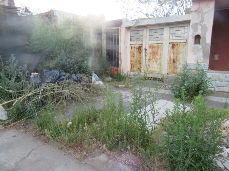 Arrojan basura en la vereda: vecinos piden una solución