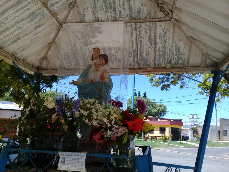 Rezo del Rosario en la Virgen de San Nicolás