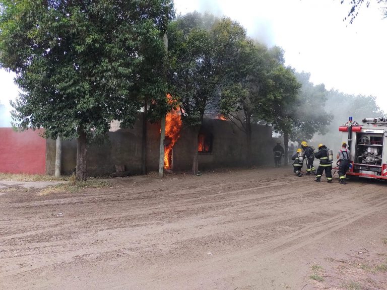 Bomberos intervinieron en incendios de viviendas