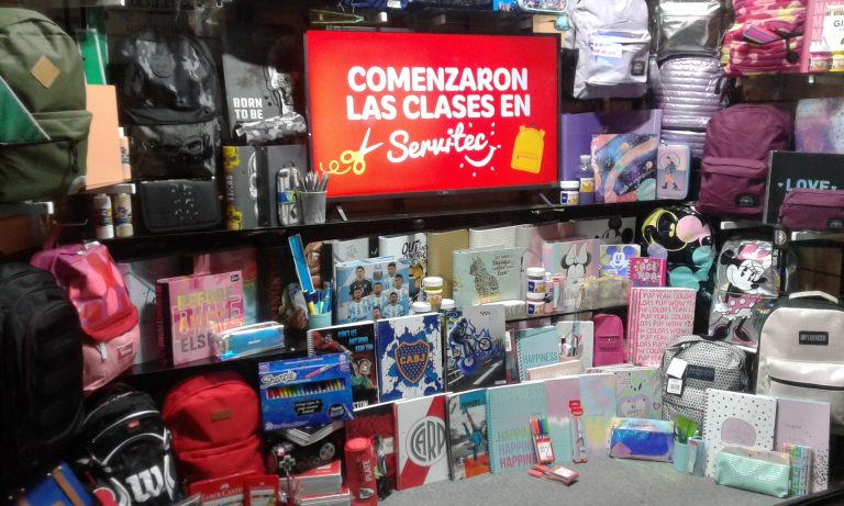 Las librerías locales ya exhiben los útiles escolares