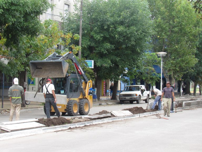 Colocan canteros en boulevares