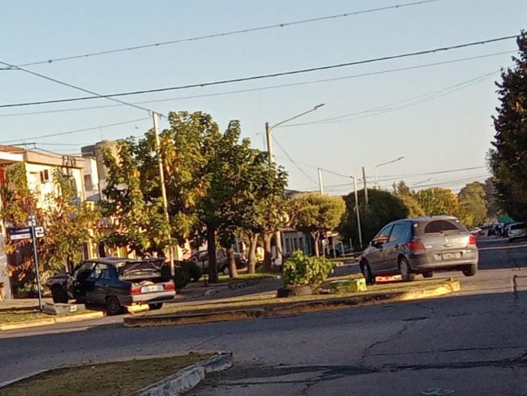 Un automóvil se subió a la vereda