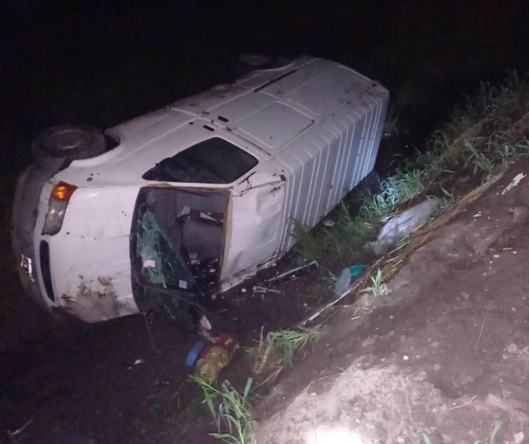 Accidente en Ruta 65: tras rozar con un camión volcó una combi