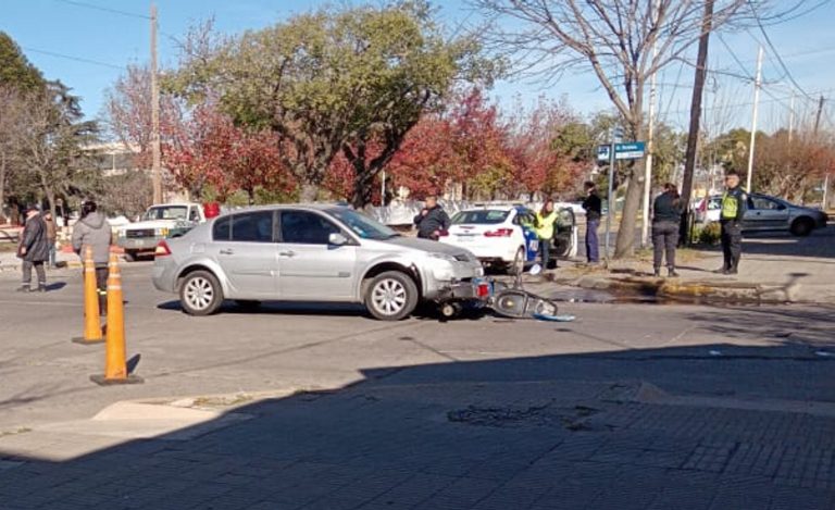 Accidente de tránsito entre auto y moto