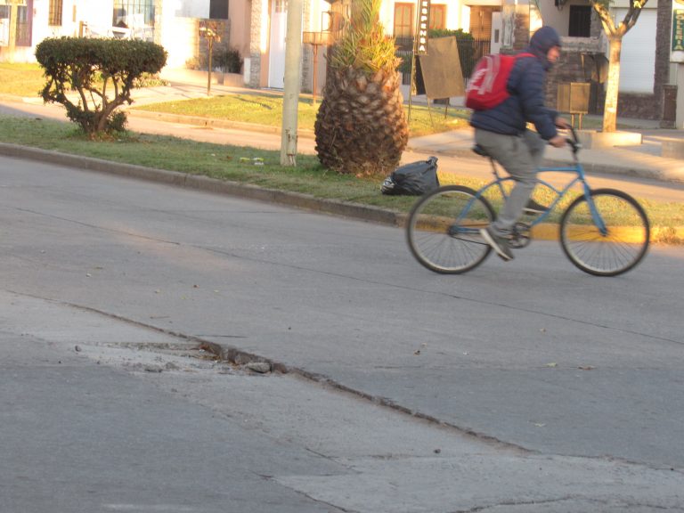 Baches que generan preocupación por el riesgo de accidentes