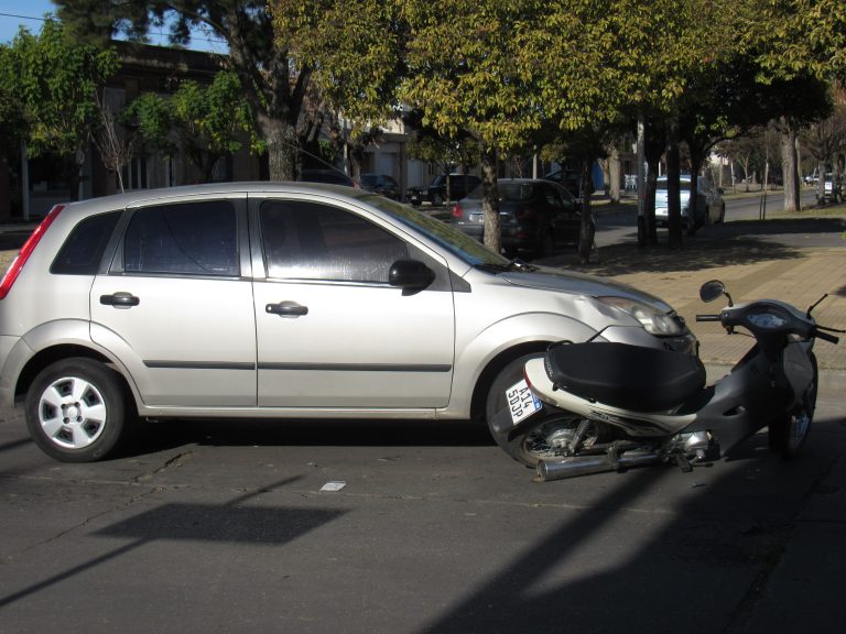 Accidente de tránsito entre un auto y una moto
