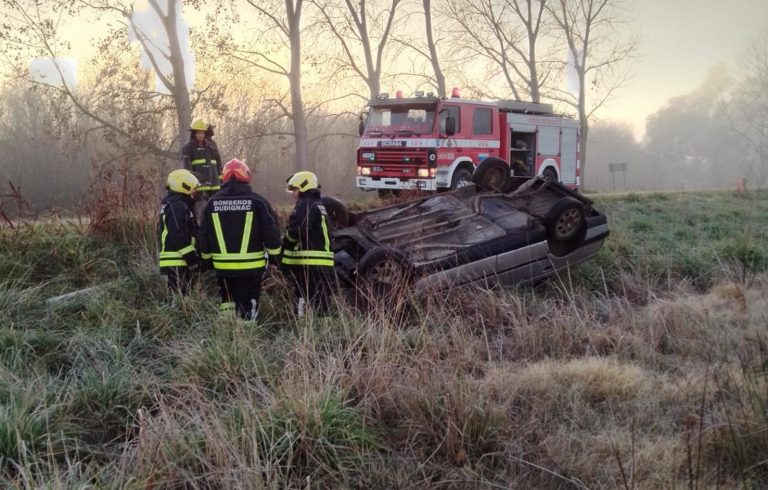 Despiste y vuelco en el Acceso a Dudignac