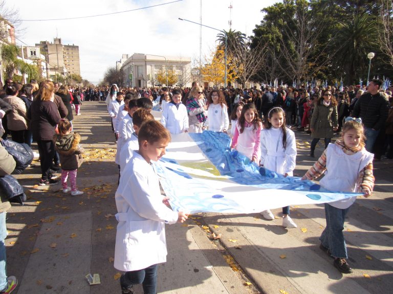 Los alumnos le dieron su promesa a la Bandera