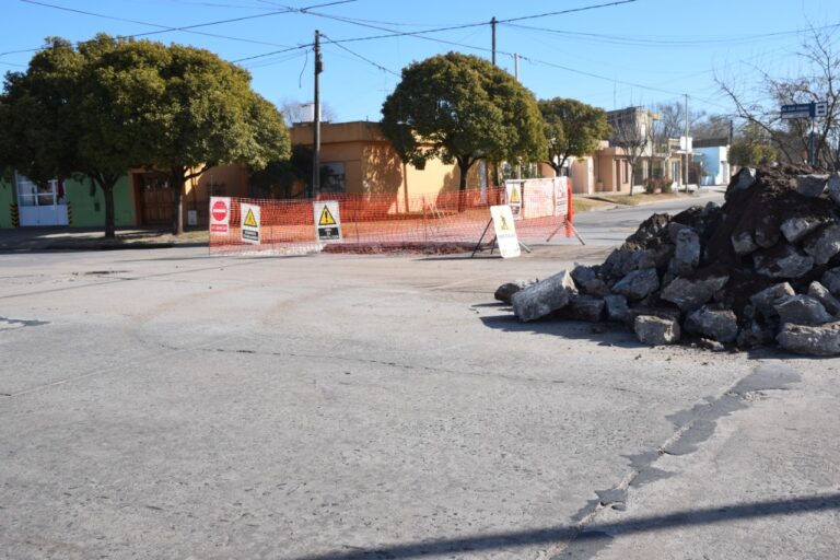 Reparación de pavimento en Avenida Urquiza