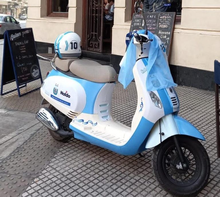 La “Scaloneta”, la moto que apoya a la Selección fue presentada por Naldo