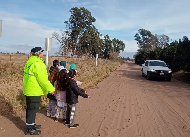 Nuevas jornadas de educación vial y colocan cartelería