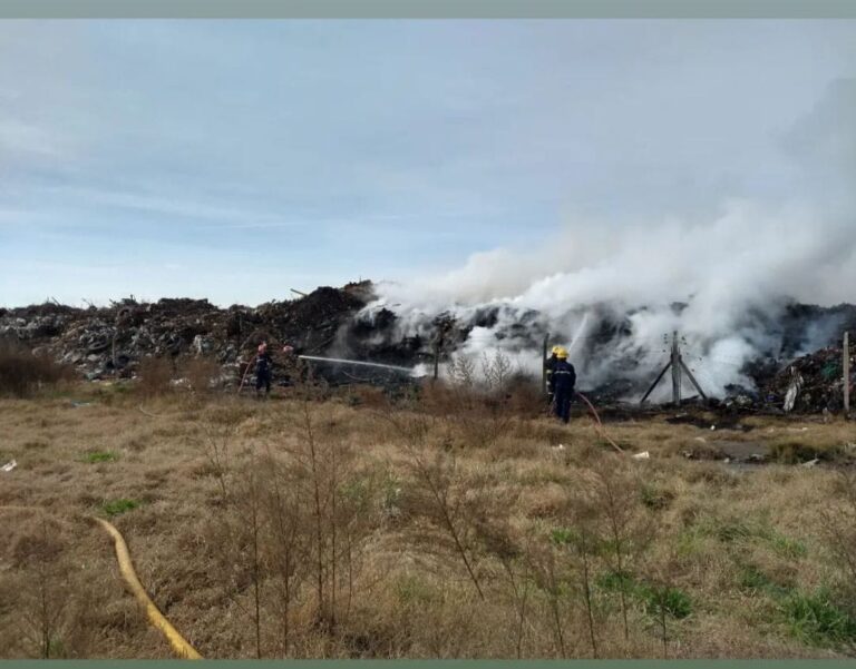 Incendio en el basural: más de 6 horas del operativo