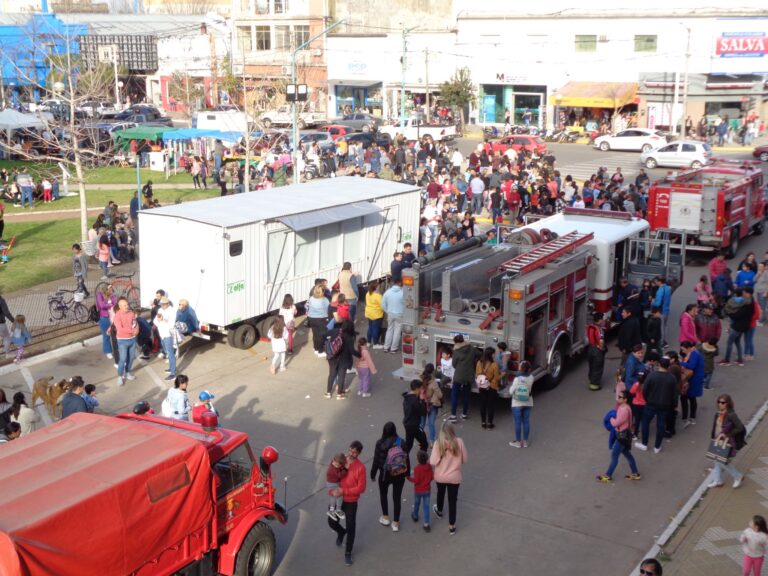 Junto a Bomberos, los niños celebraron su día