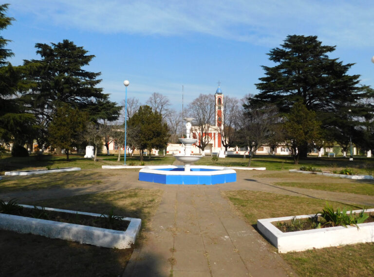 French: piden mejoras para el acceso, calles, plaza y cementerio