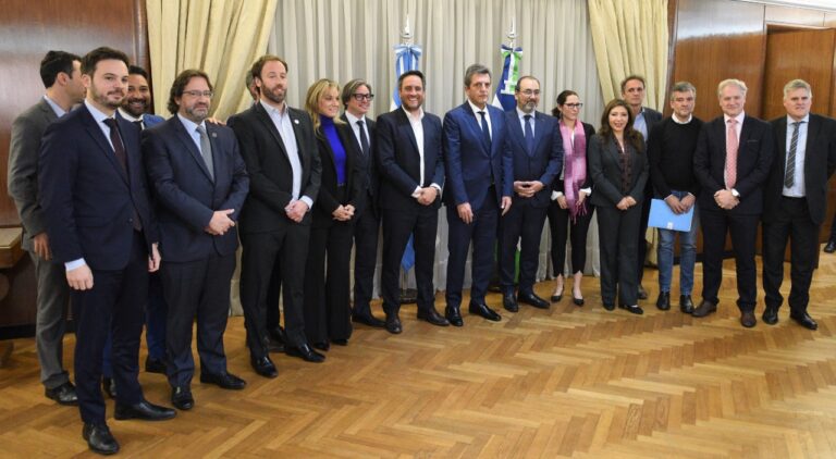 La Provincia de Buenos Aires firmó un préstamo para obras escolares