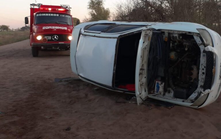 Volcó un automóvil con cuatro ocupantes