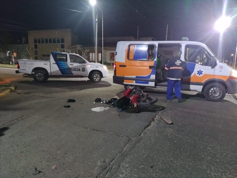 Accidente: chocaron auto y una moto