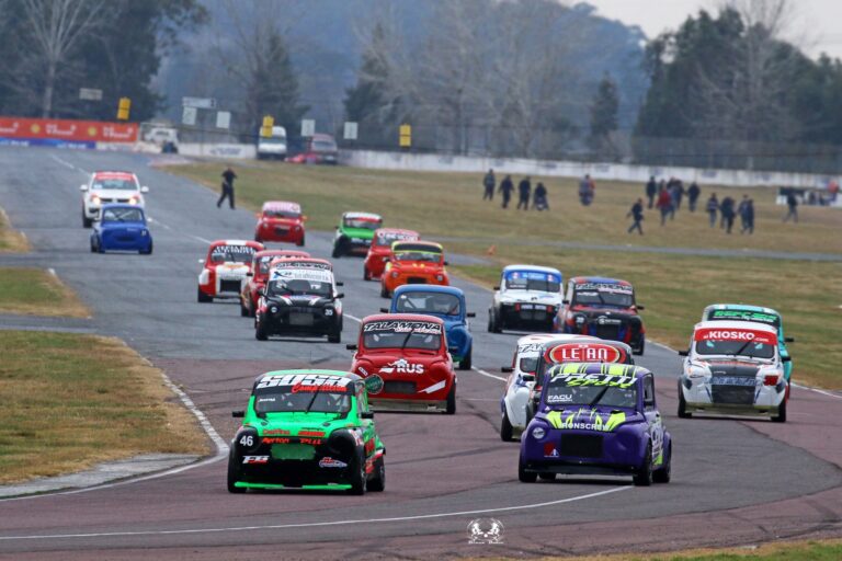 Los Fiat corren en el Autódromo de 9 de Julio