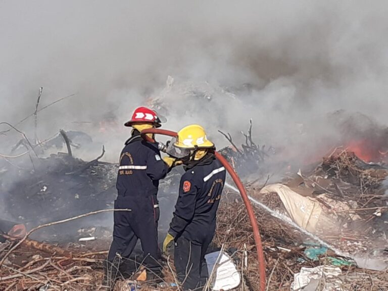 Ardua tarea en otro incendio en el basural