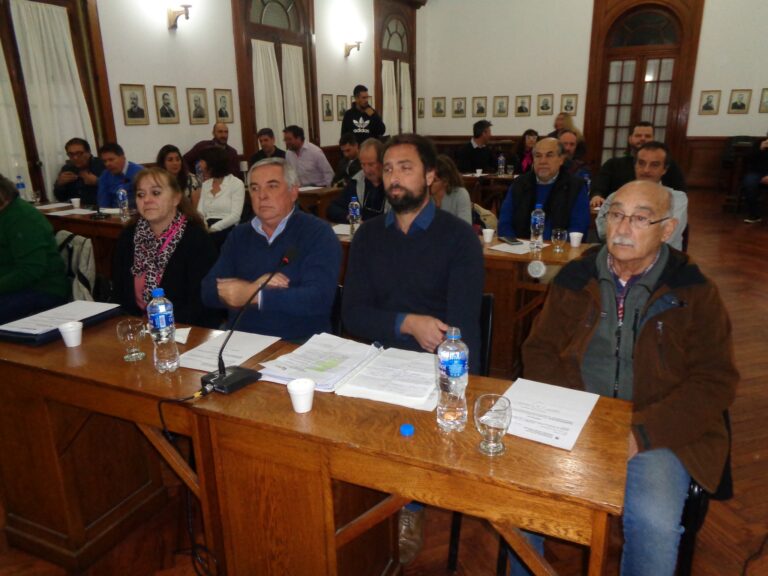 Con un crédito el Municipio comprará una motoniveladora
