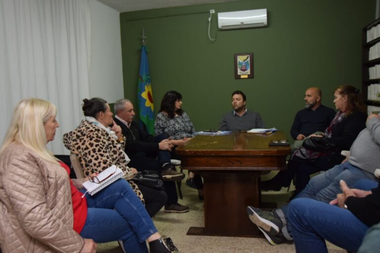 Autoridades municipales en la Cooperativa de Dudignac