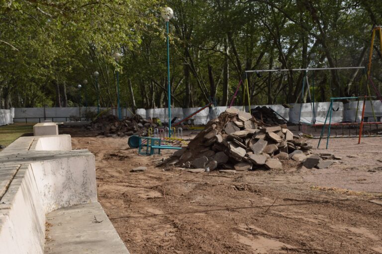 Parque: empezó la remodelación del sector de juegos