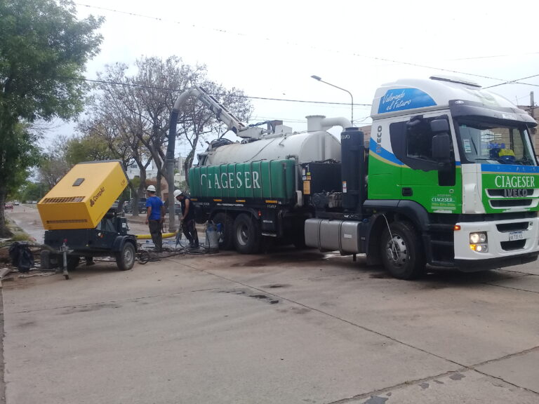ABSA repara una cañería en Pironio y Santa Fe