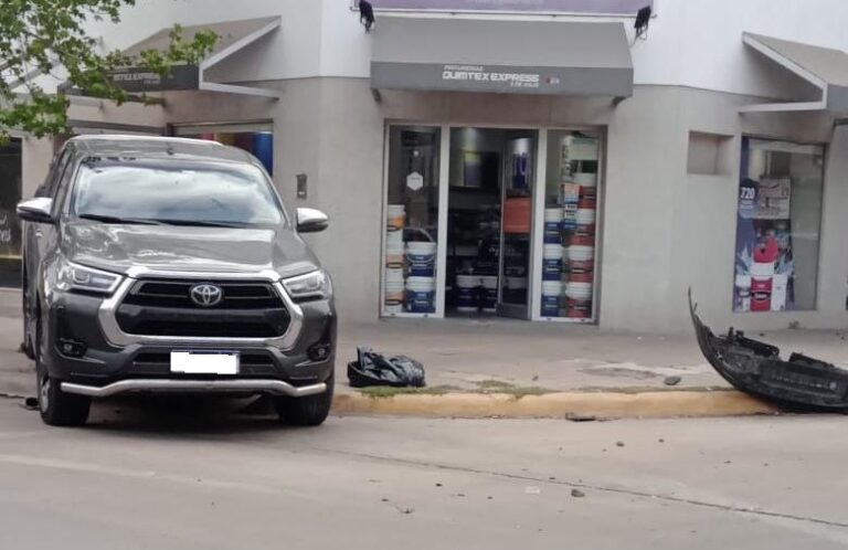 Una camioneta quedó sobre la vereda